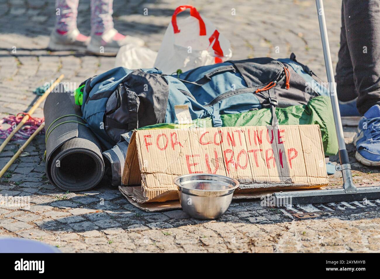 Lo studente turistico di hitch-hiker viaggia attraverso l'Europa e chiede donazioni per il proseguimento del suo viaggio Foto Stock