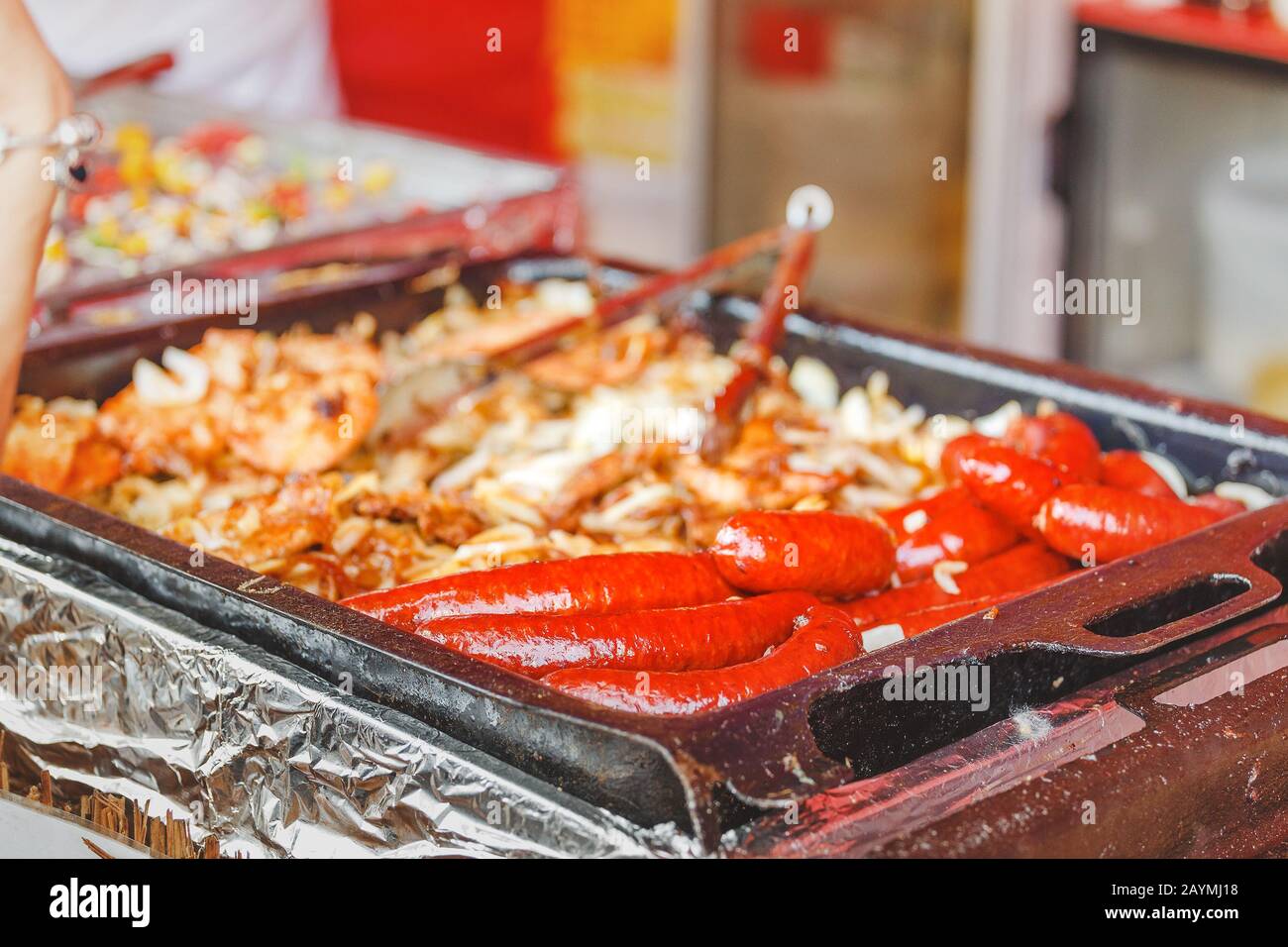 Primo piano immagine di salsicce di carne per la vendita al mercato alimentare di strada Foto Stock