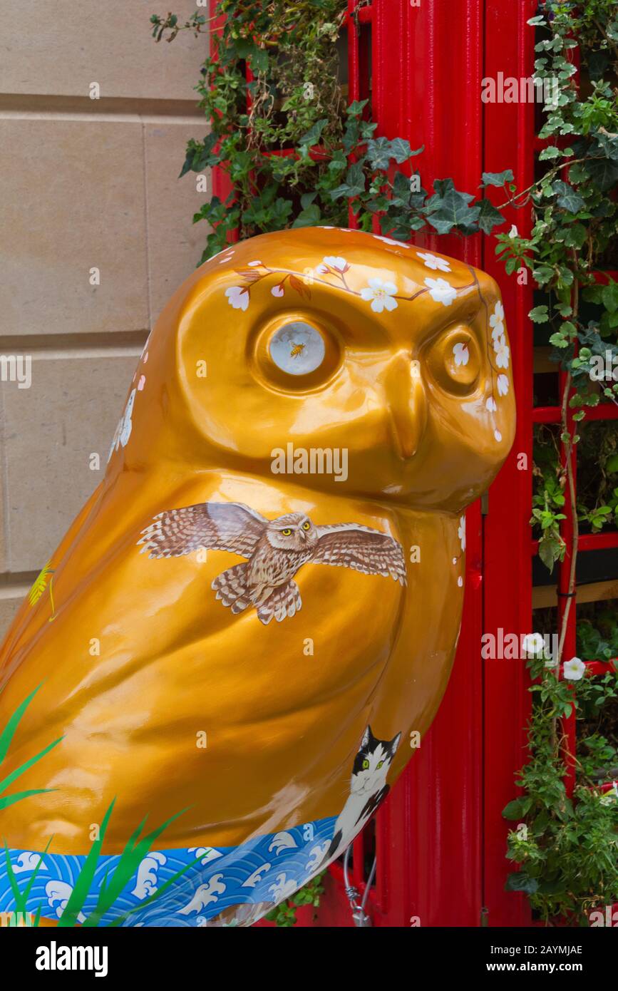 Dipinto Owl Sculpture intorno al Bath City Center alla fine dell'estate 2018. Bath, somerset; Inghilterra, Regno Unito Foto Stock