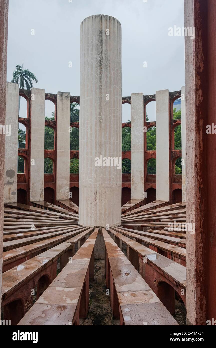 Rama Yantra, Jantar Mantar, Nuova Delhi. Il sito è uno dei cinque costruiti da Maharaja Jai Singh II di Jaipur, dal 1723 in poi. Foto Stock