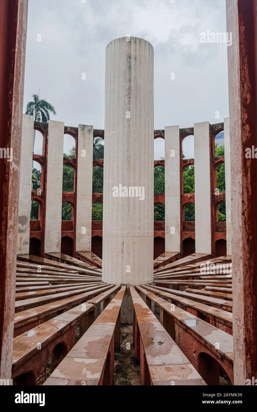 Rama Yantra, Jantar Mantar, Nuova Delhi. Il sito è uno dei cinque costruiti da Maharaja Jai Singh II di Jaipur, dal 1723 in poi. Foto Stock