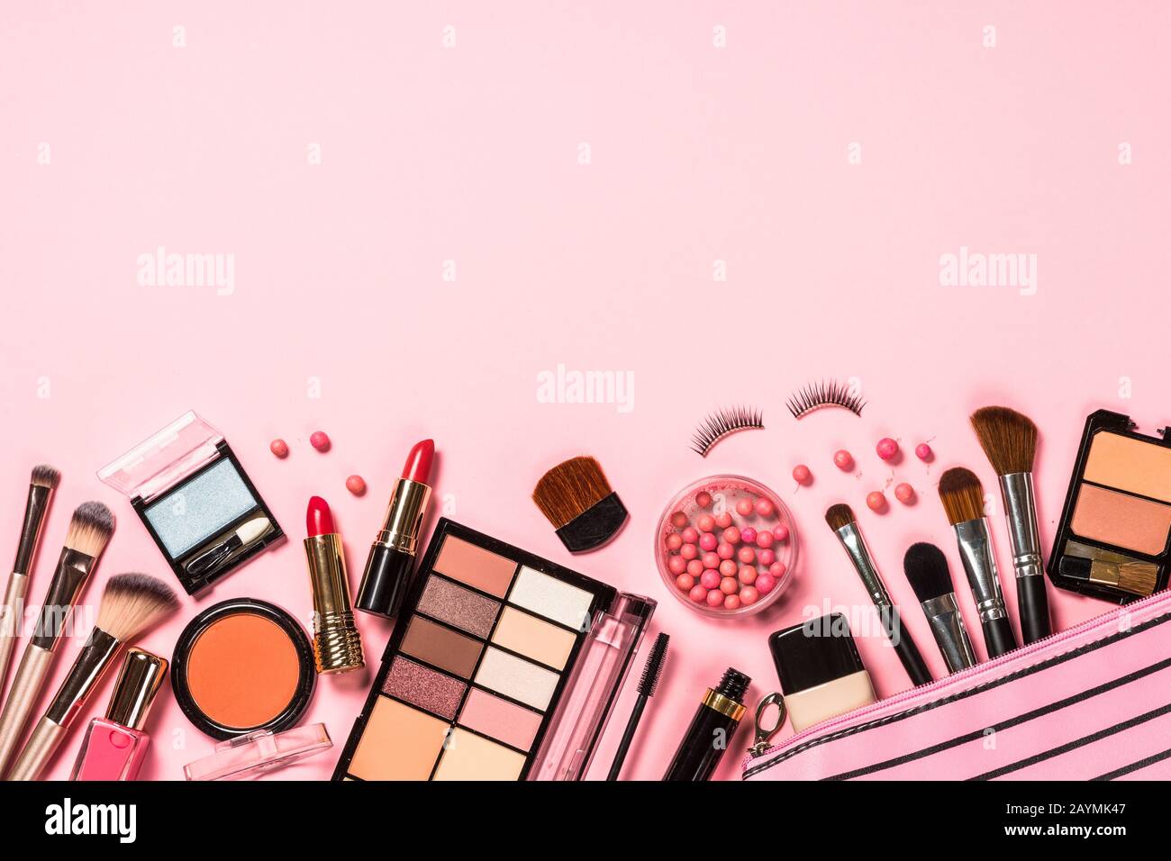 Trucco cosmetici professionali su sfondo rosa. Foto Stock