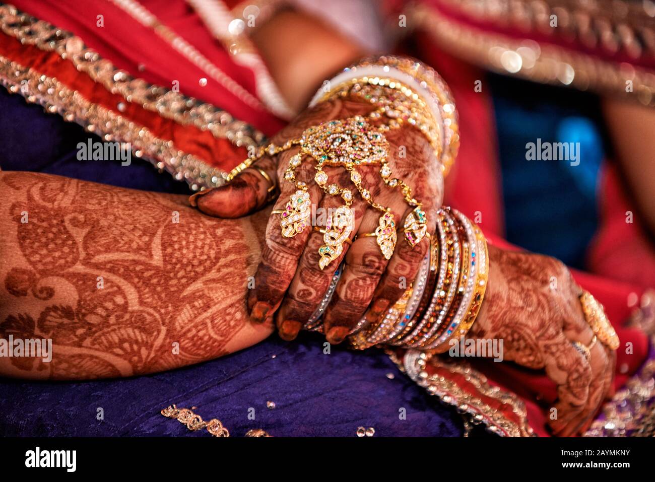 Mani riccamente decorate con gioielli e hennè su matrimonio indiano tradizionale, Jodhpur, Rajasthan, India Foto Stock