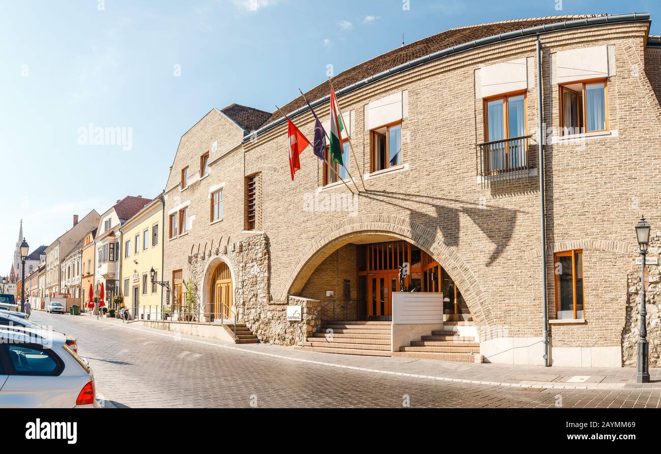 14 MAGGIO 2018, BUDAPEST, UNGHERIA: Via Fortuna stretta nel quartiere del Castello di Budapest Foto Stock