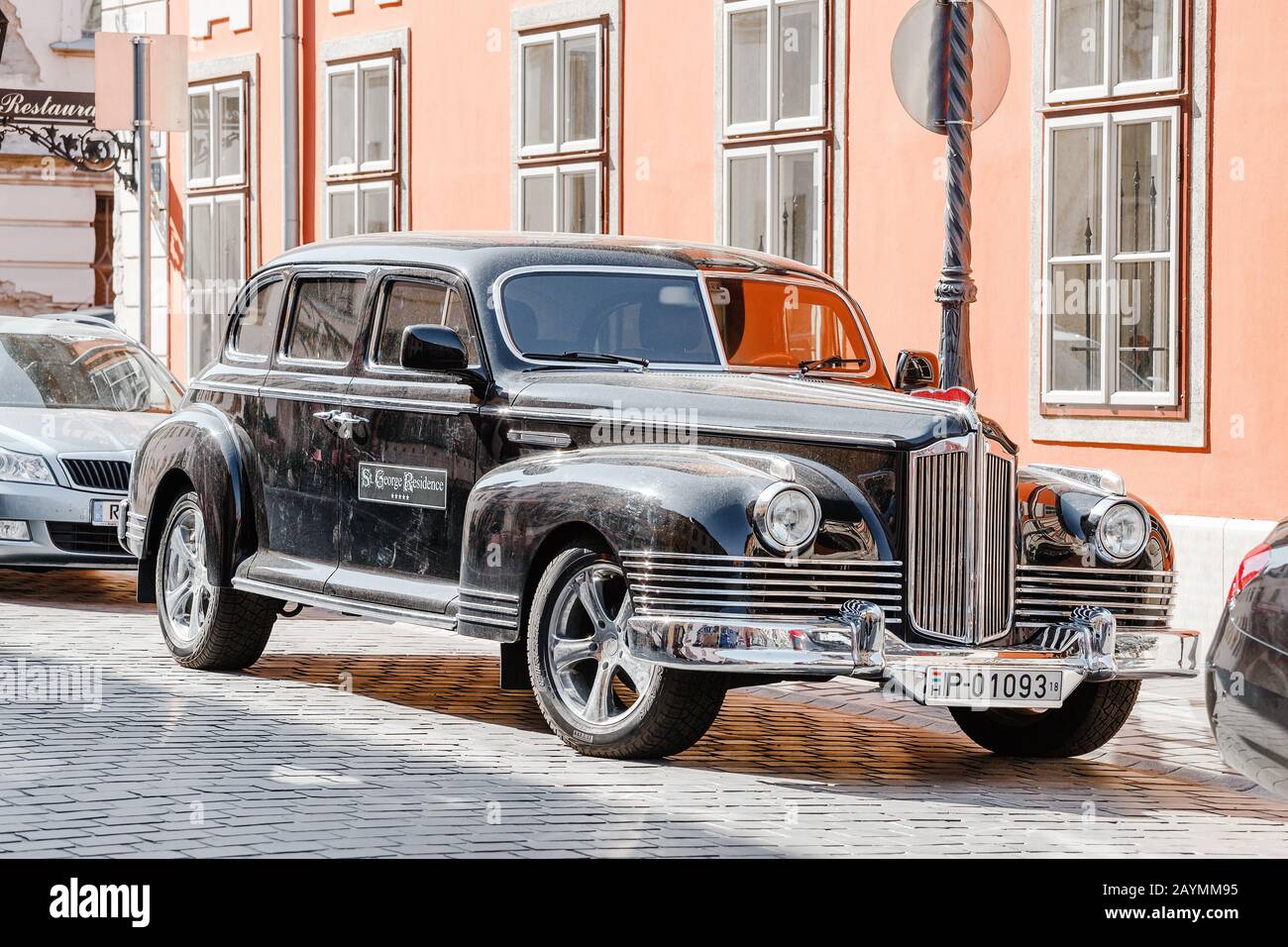 14 MAGGIO 2018, BUDAPEST, UNGHERIA: Auto vintage retrò vicino all'hotel Foto Stock