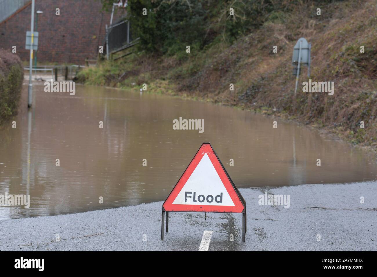 Majors Green, Birmingham, Regno Unito. 16 febbraio 2020. Un cartello segnaletico per le inondazioni su Peterbrook Road a Majors Green, Birmingham, mentre il fiume scoppiava sulle sue rive a causa delle forti precipitazioni dalla Storm Dennis, chiudendo la strada a tutti i veicoli tranne quelli specializzati. Foto scattata il 16/02/2020. Credito: Interrompi stampa Media/Alamy Live News Foto Stock