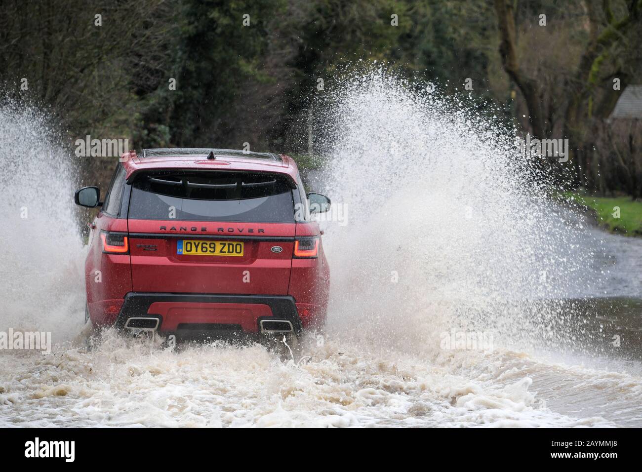 Majors Green, Birmingham, Regno Unito. 16 febbraio 2020. Una Range Rover si fa strada attraverso una Peterbrook Road allagata a Majors Green, Birmingham, mentre il fiume scoppia sulle sue sponde a causa delle forti precipitazioni provenienti dalla Storm Dennis, chiudendo la strada a tutti i veicoli tranne quelli specializzati. Foto scattata il 16/02/2020. Credito: Interrompi stampa Media/Alamy Live News Foto Stock