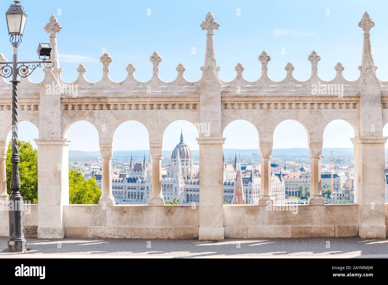 Panorama di un'architettura Bastione dei pescatori a Budapest, Ungheria Foto Stock