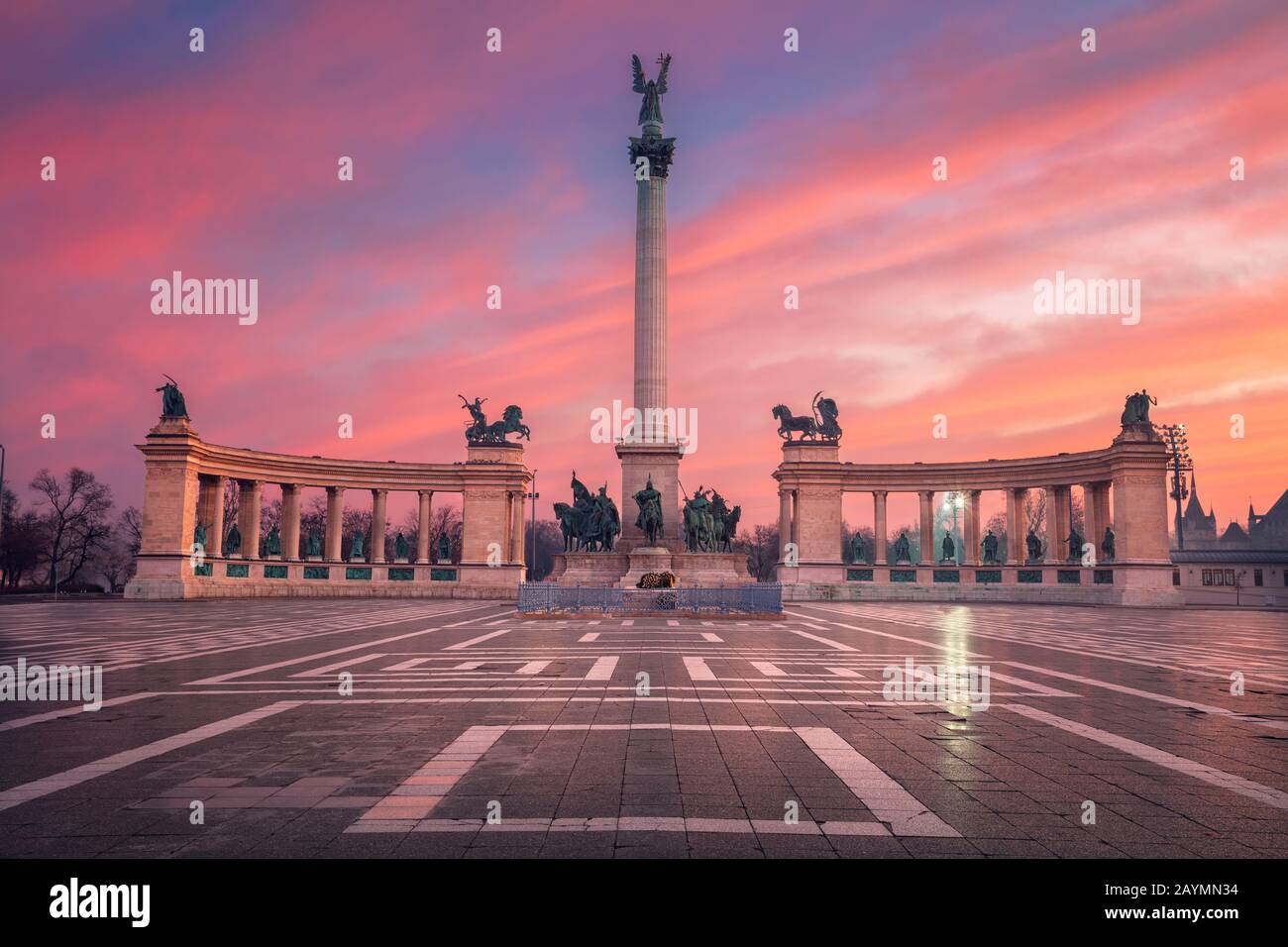 Budapest, Ungheria. Immagine del paesaggio urbano della Piazza degli Eroi con il Monumento del Millennio, Budapest, Ungheria durante la bella alba. Foto Stock