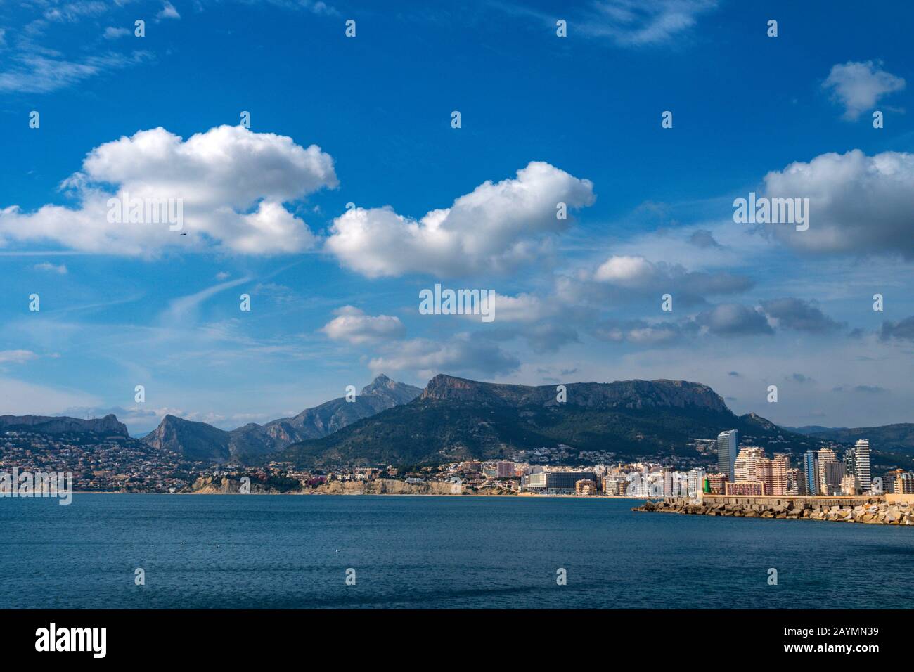 Condomini lungo il lungomare, Calpe, Calp, Costa Blanca, Spagna Foto Stock