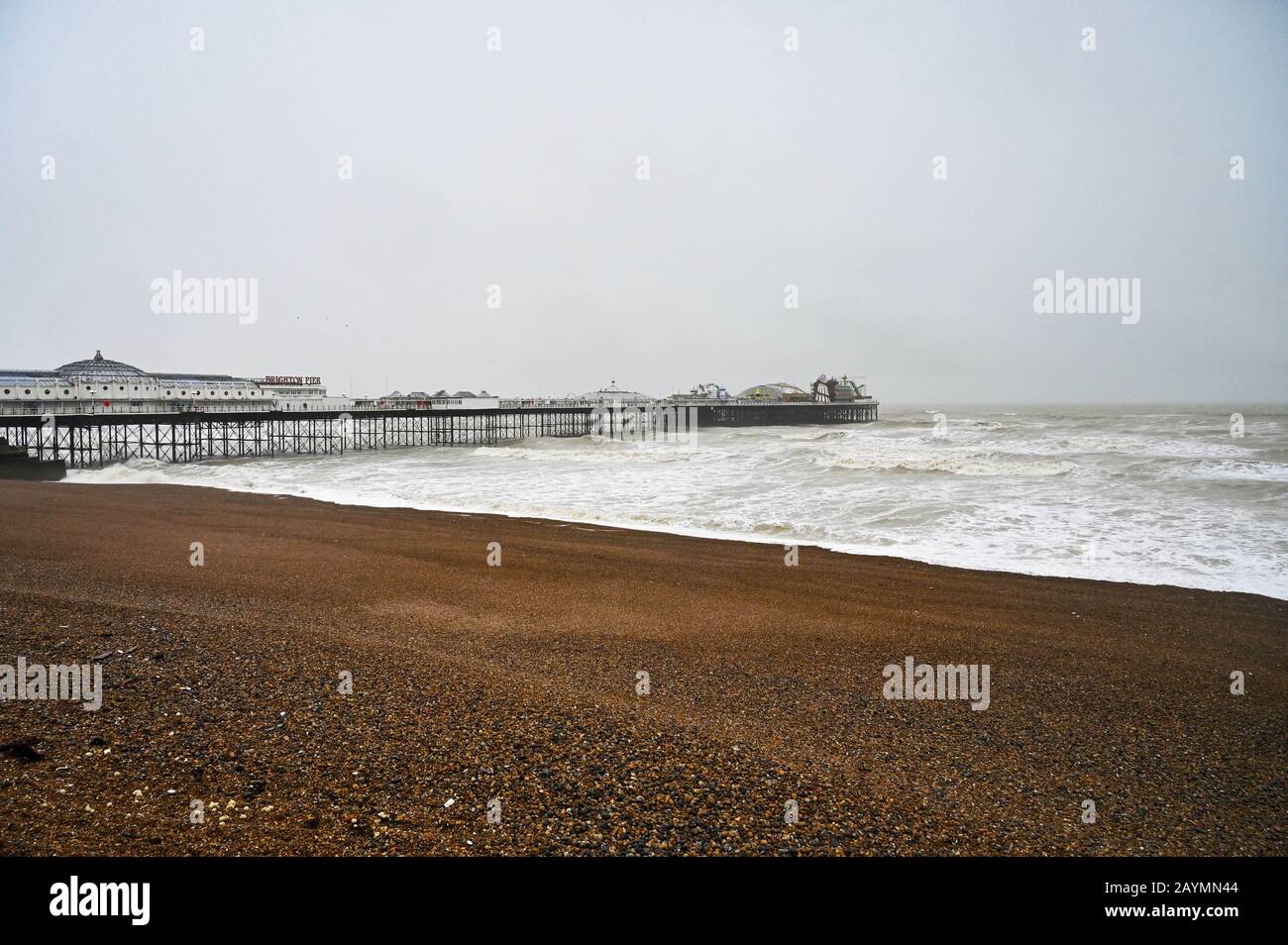 Brighton UK 16th Febbraio 2020 - UNA spiaggia deserta di Brighton come Storm Dennis porta pioggia pesante e forte vento di forza gale oggi alla maggior parte della Gran Bretagna : Credit Simon Dack / Alamy Live News Foto Stock