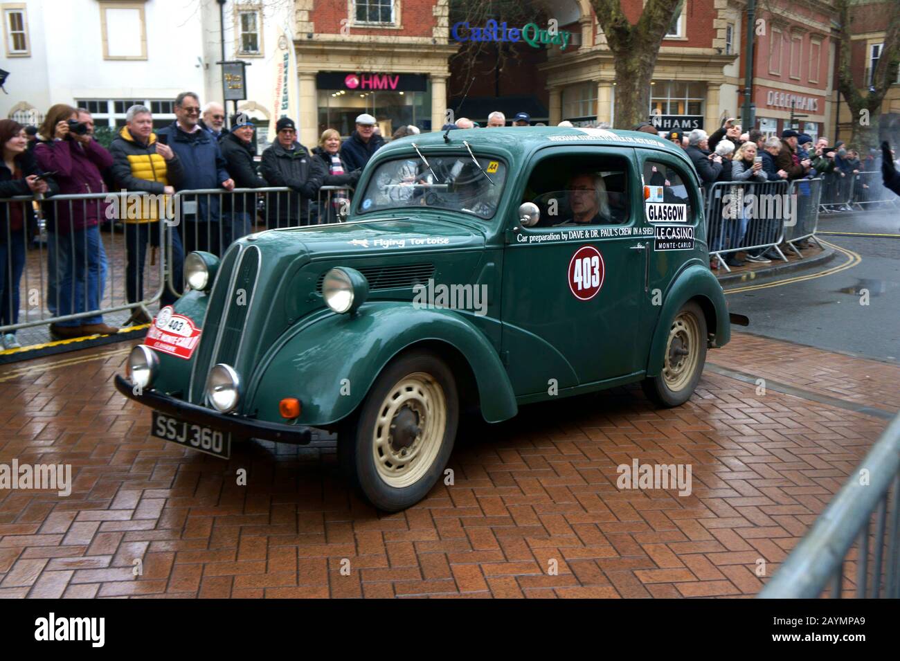 Auto numero 403 lasciando Passage Control a Banbury sul Rallye Monte-Carlo Historique Foto Stock