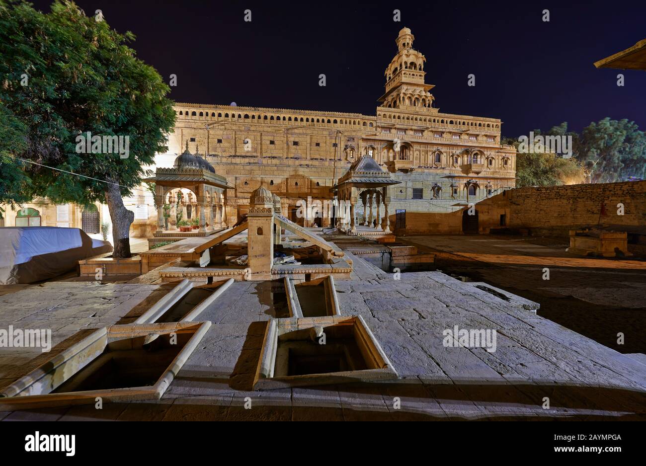 Notte girato di Mandir Palace con Tazia torre, Jaisalmer, Rajasthan, India Foto Stock