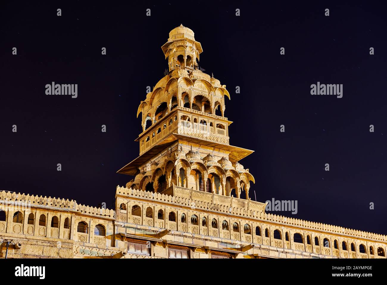 Notte girato di Mandir Palace con Tazia torre, Jaisalmer, Rajasthan, India Foto Stock
