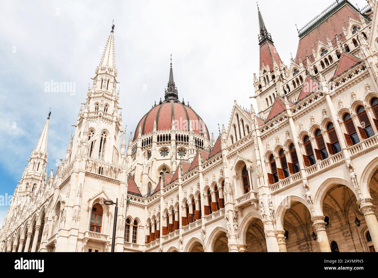 La principale attrazione turistica di Budapest e di tutta l'Ungheria - la grande architettura gotica del Parlamento edificio, viaggio e concetto turistico Foto Stock
