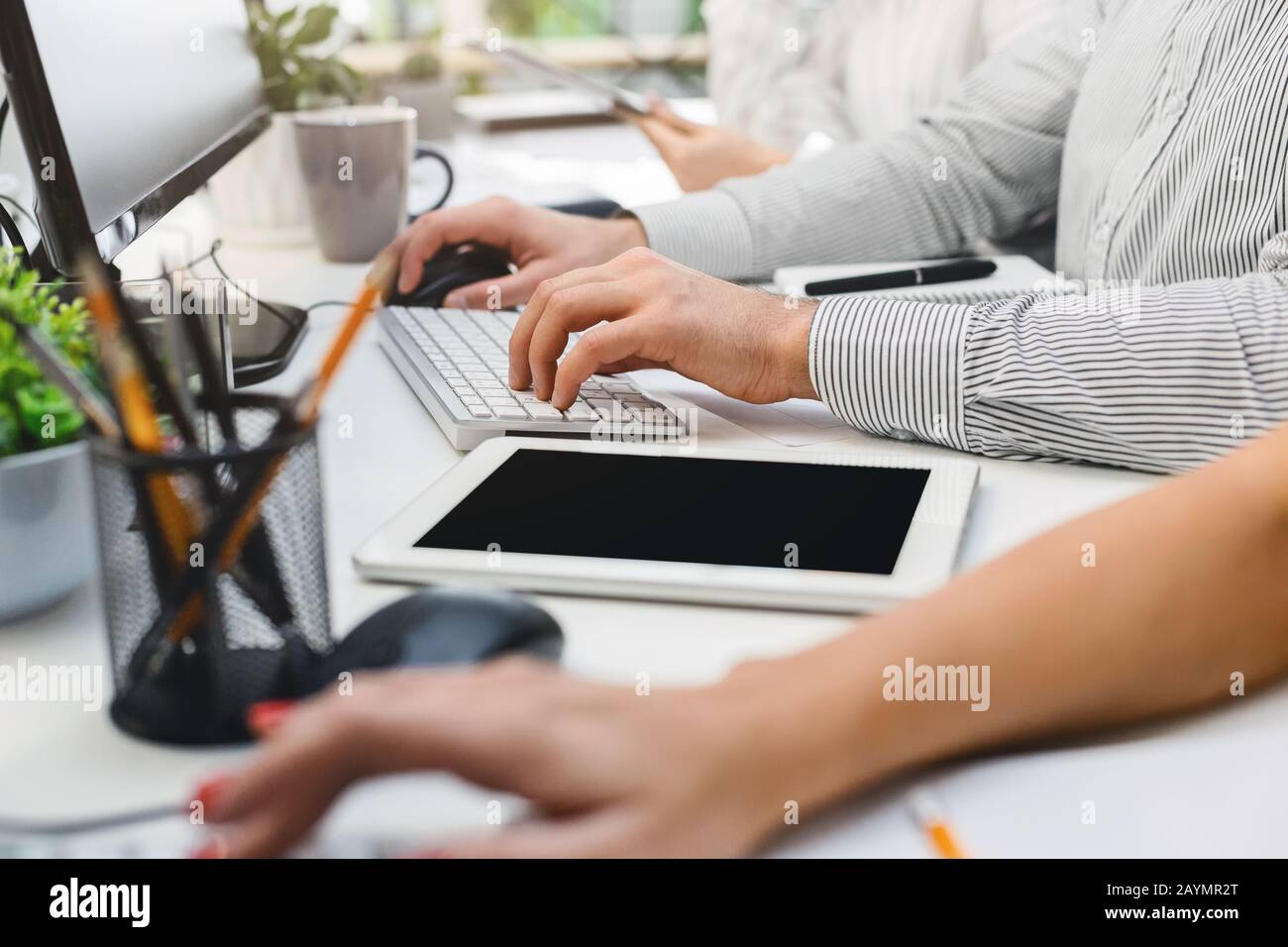 Tablet digitale con schermo vuoto sullo spazio di lavoro in ufficio Foto Stock