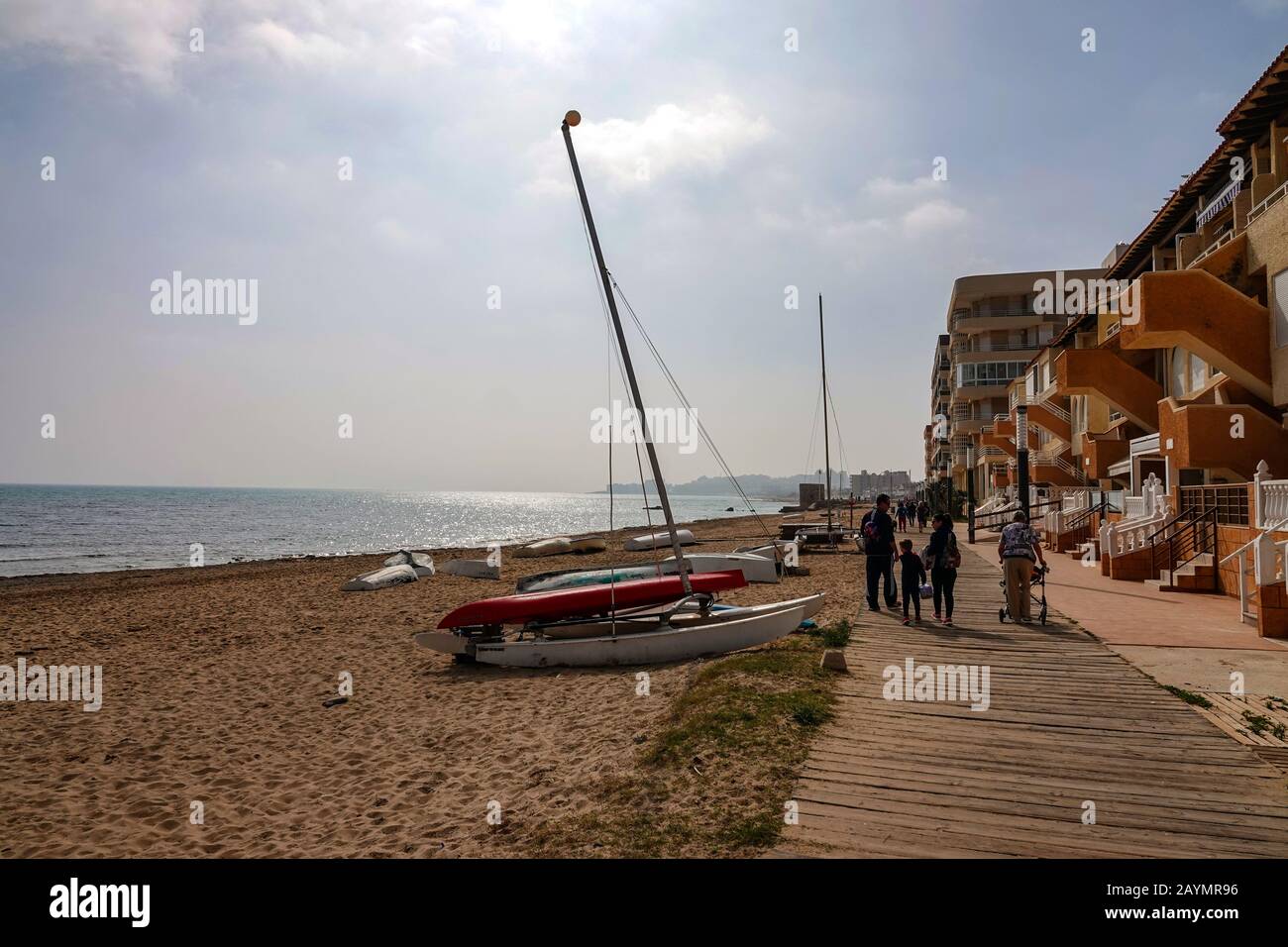 Piccole barche, dingies, sulla spiaggia di la Mata, Torrevieja, Costa Blanca, Spagna Foto Stock