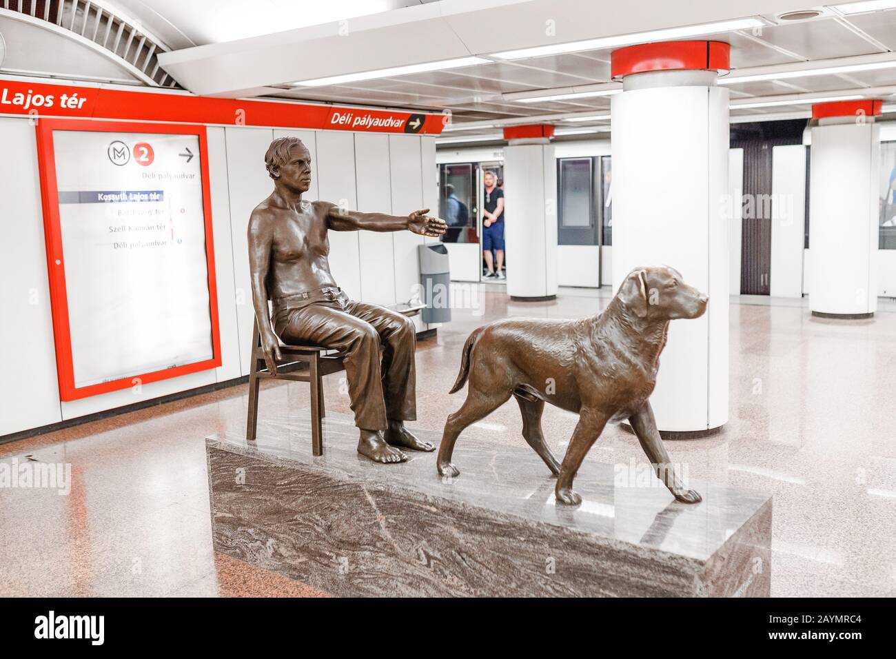 14 MAGGIO 2018, BUDAPEST, UNGHERIA: Stazione della metropolitana di Kossuth lajos con un insolito monumento all'uomo con il cane Foto Stock