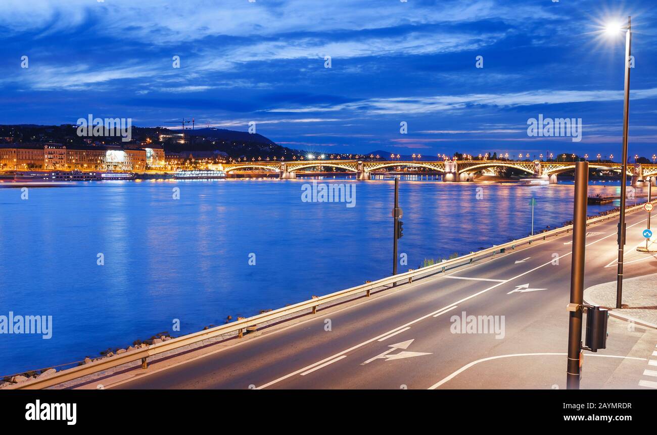 14 MAGGIO 2018, BUDAPEST, UNGHERIA: Vista notturna sul Danubio e sul Ponte Margherita ricostruito Foto Stock
