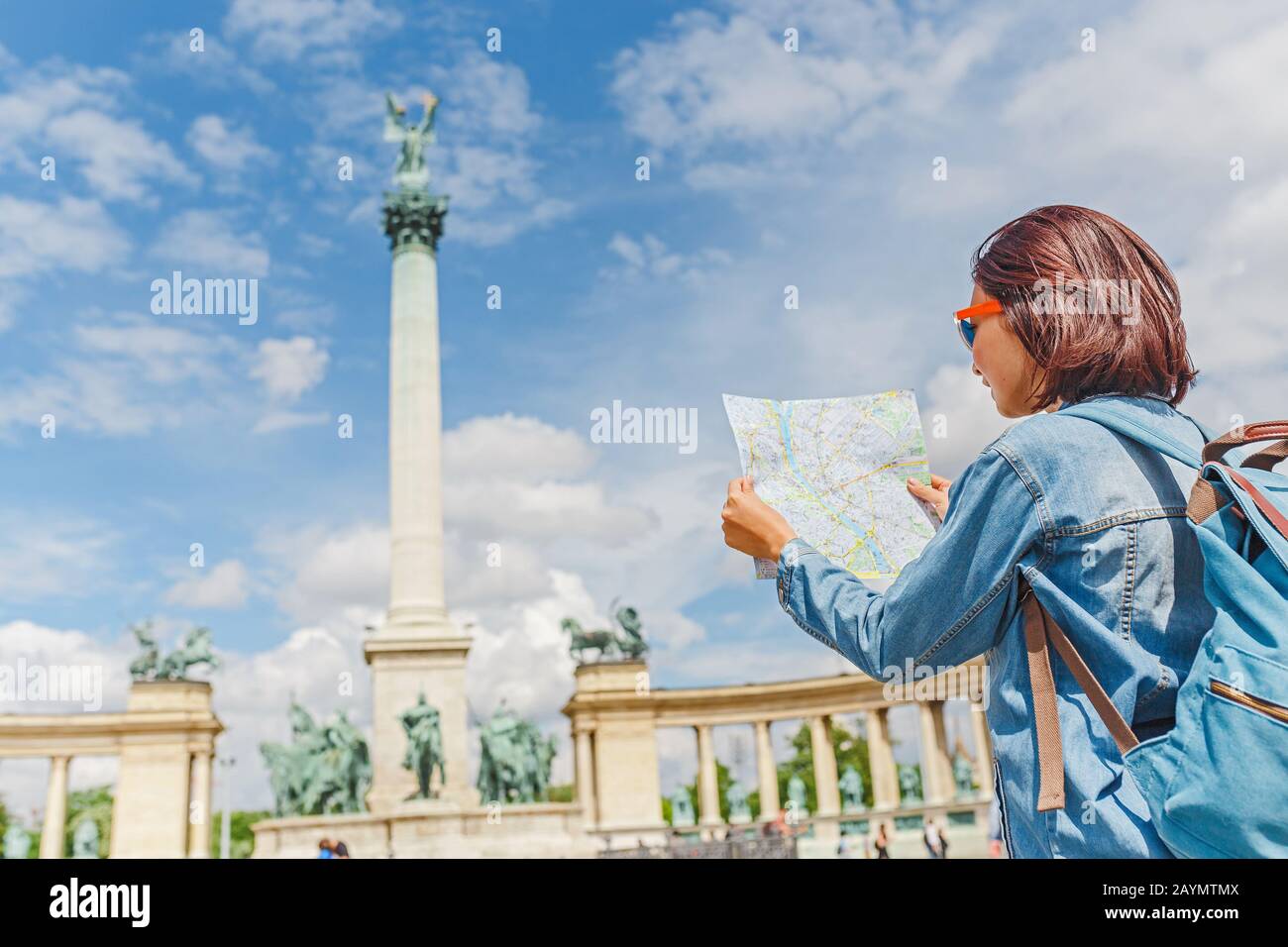 Una donna asiatica turistica su una delle principali attrazioni di Budapest - Piazza degli Eroi. Viaggio concettuale in tutta Europa e Ungheria Foto Stock