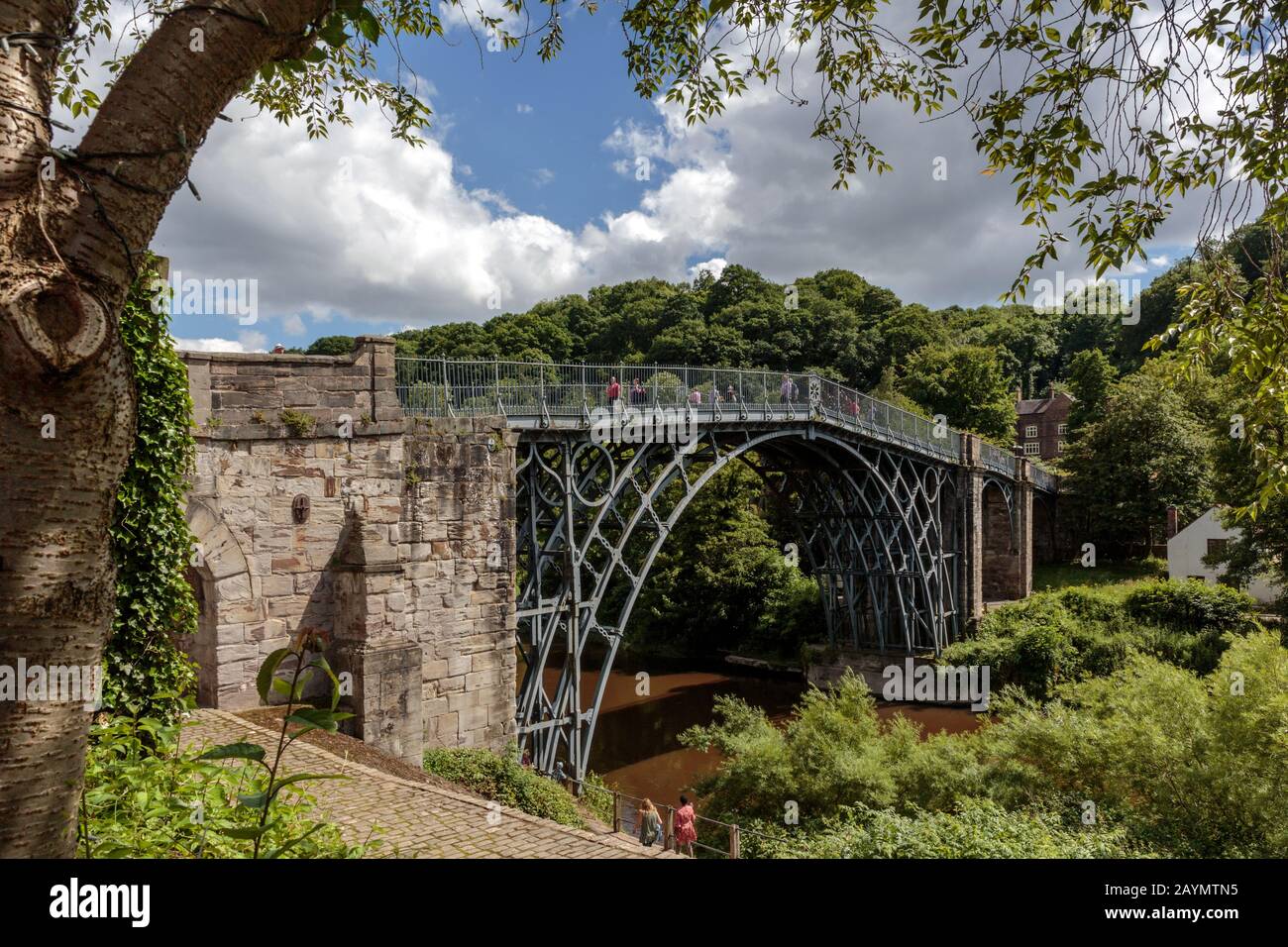 Il ponte di ferro che attraversa il fiume Severn mentre attraversa la gola di Ironbridge a Ironbridge nello Shropshire, Inghilterra, Regno Unito Foto Stock