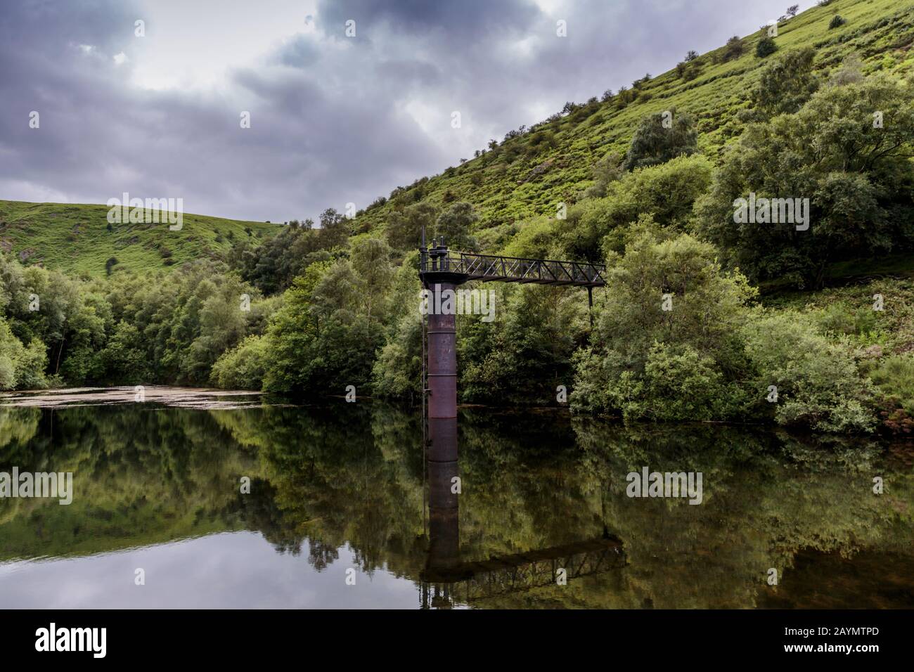 Nuovo bacino idrico a bordo piscina nella carding Mill Valley sul Long Mynd vicino a Church Stretton nelle Shropshire Hills, Inghilterra, Regno Unito Foto Stock