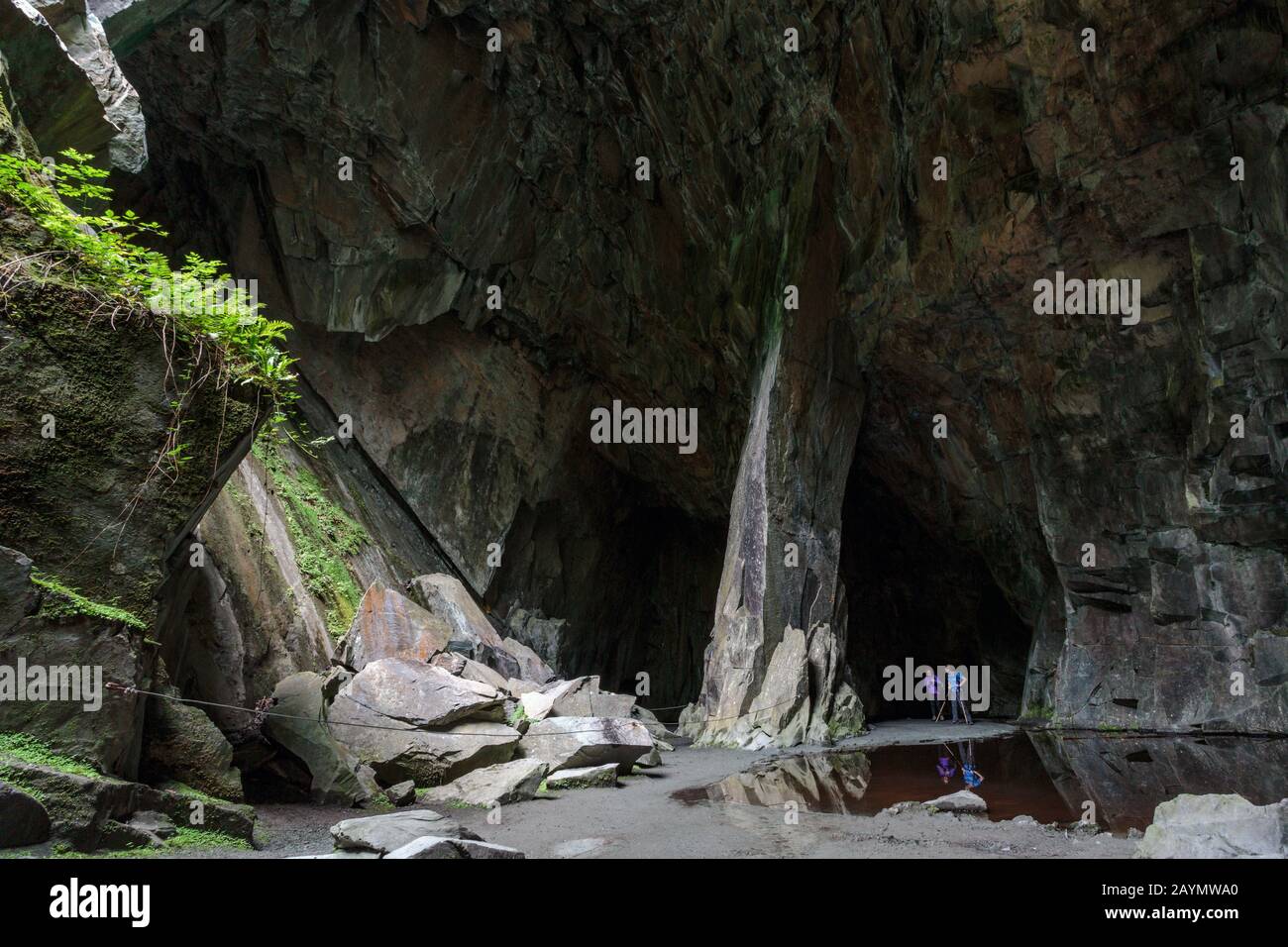 La Cathedral Cave (Cathedral Cavern) è una camera principale alta 12 metri in una vecchia miniera di ardesia nella piccola langdale Valley, Lake District, Cumbria. Foto Stock