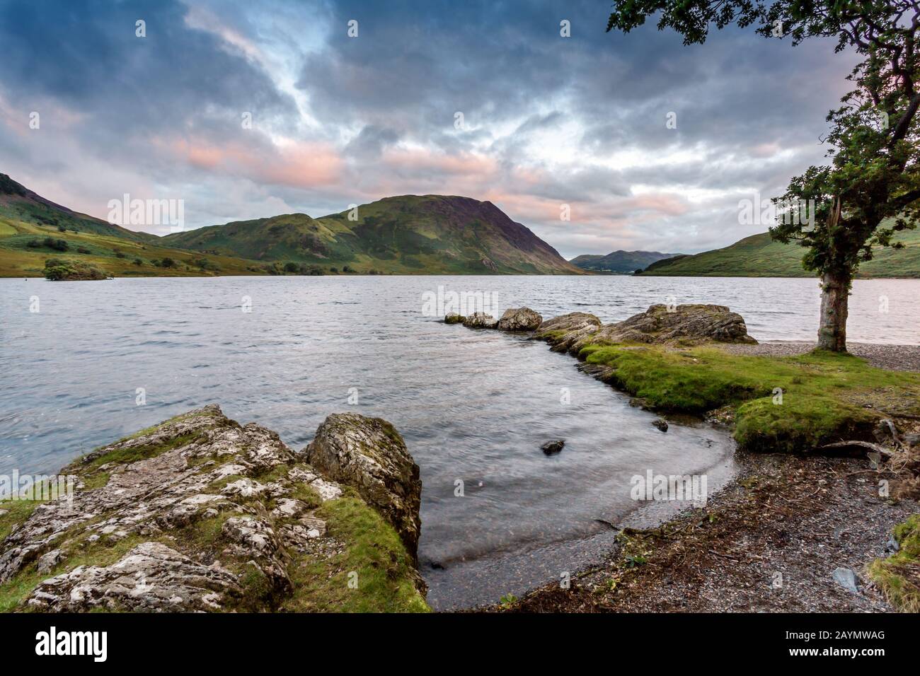 Colore della mattina presto a Crummock Water, Lake District, Cumbria, Inghilterra, Regno Unito Foto Stock