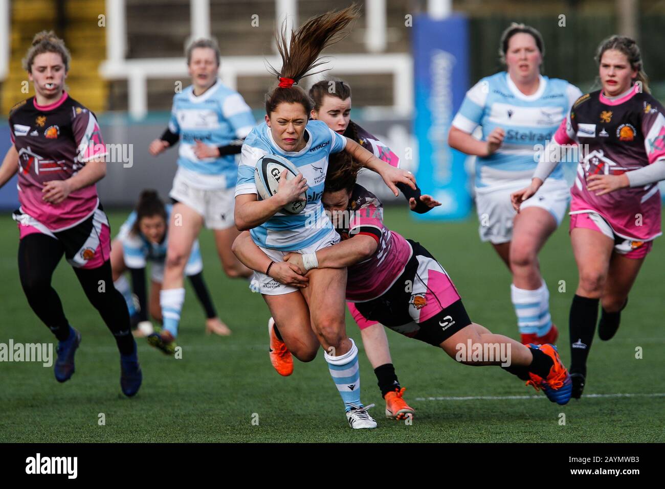 Newcastle, Regno Unito. 16th Feb, 2020. Newcastle UPON TYNE, INGHILTERRA - FEBBRAIO 16TH Georgia Cutton of Falcons Invitational Women's XV è affrontato in modo superbo durante l'Incontro Amichevole tra Newcastle Falcons Women's Invitational XV e Exeter Chiefs Women a Kingston Park, Newcastle Domenica 16th Febbraio 2020. (Credit: Chris Lishman | MI News) La Fotografia può essere utilizzata solo per scopi editoriali di giornali e/o riviste, licenza richiesta per uso commerciale Credit: Mi News & Sport /Alamy Live News Foto Stock