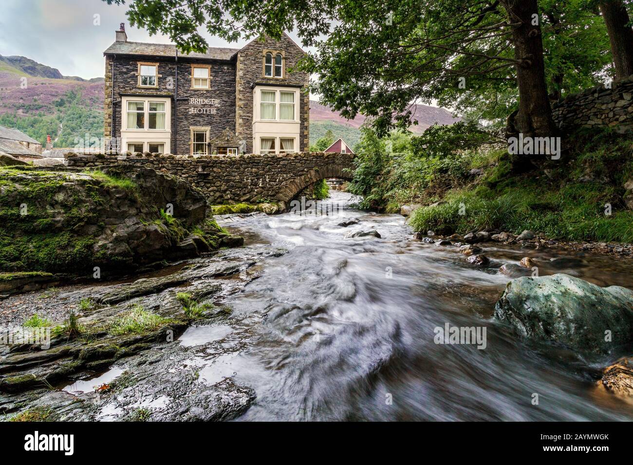 Un ruscello che scorre oltre il Bridge Hotel, situato tra il Lago Buttermere e l'acqua Crummock, Lake District National Park, Cumbria, Inghilterra, Regno Unito Foto Stock