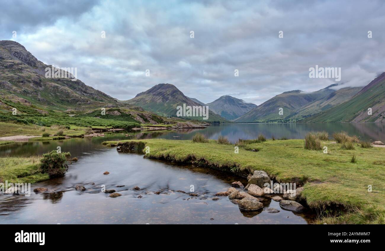 Wastwater guardando verso Yewbarrow, Great Gable e Scafell, Lake District National Park, Cumbria, Inghilterra, Regno Unito Foto Stock