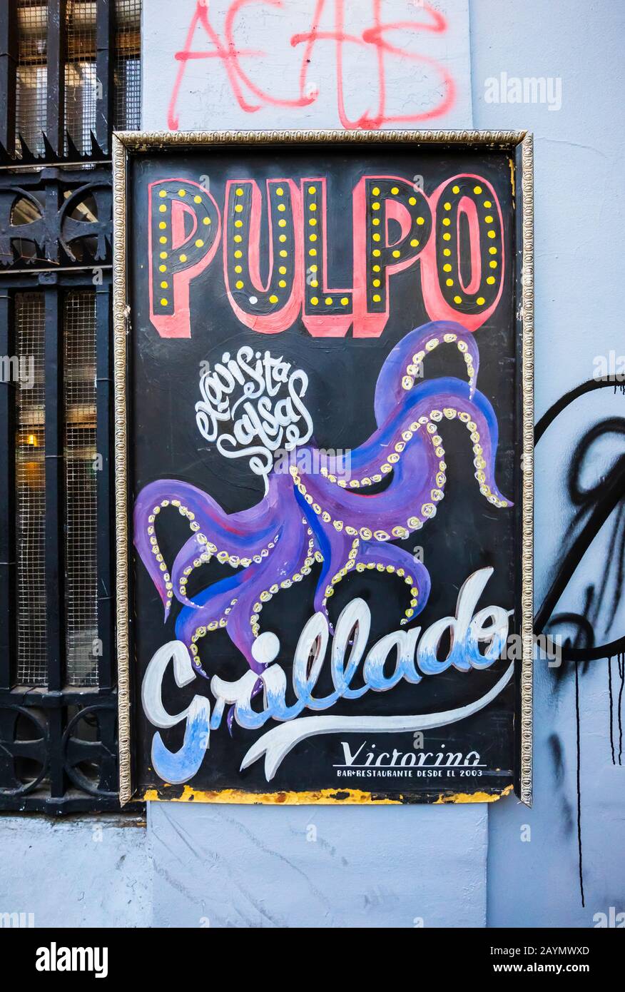 Segno fuori ristorante e bar Victorino a Lastarria, Santiago Centrale, Regione Metropolitana, capitale del Cile, pubblicità di polpo grigliato Foto Stock