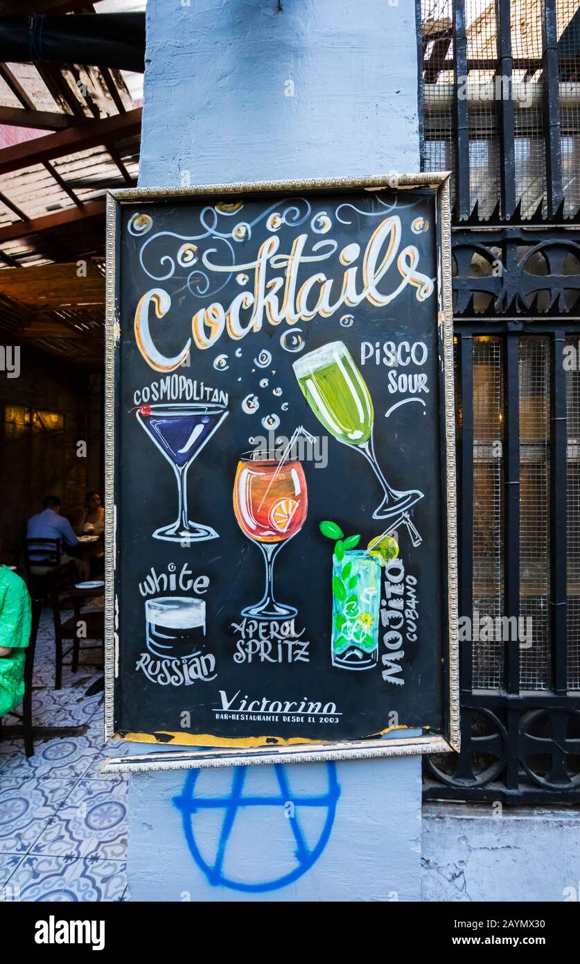 Segno fuori dal ristorante Victorino e cocktail bar a Lastarria, Central Santiago, Metropolitan Region, capitale del Cile, pubblicità cocktail Foto Stock