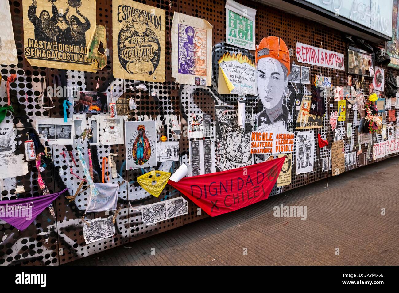 Poster e graffiti dei disordini politici e delle proteste a Lastarria, nel centro di Santiago, nella regione metropolitana, capitale del Cile, in Sud America Foto Stock