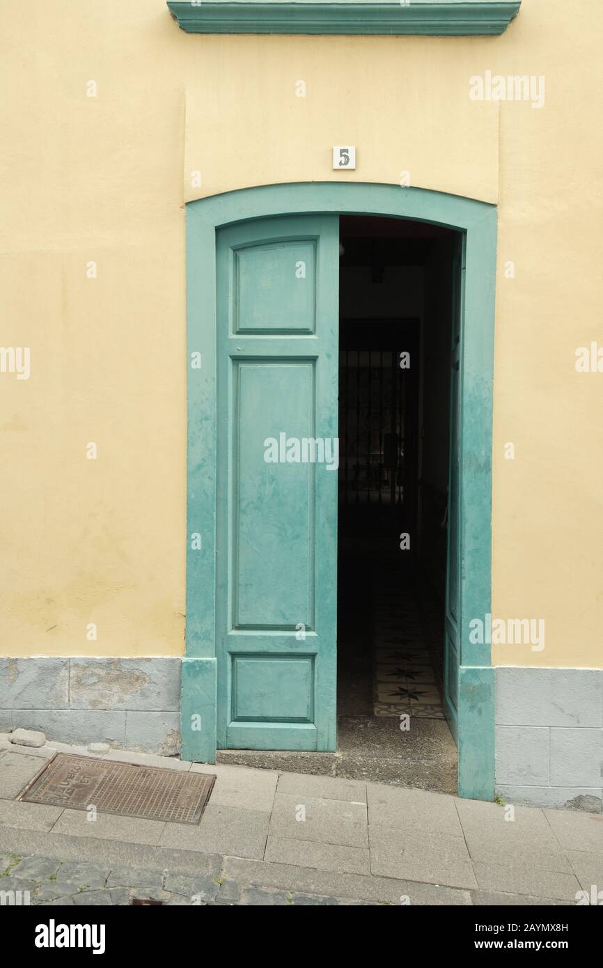 Porta verde, mezza aperta, e parete gialla, numero 5, Santa Cruz de la Palma, sull'isola di la Palma, Isole Canarie, Spagna Foto Stock