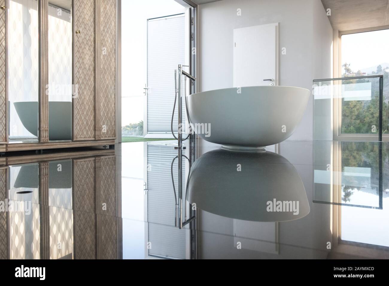 Moderno bagno di lusso indipendente in una camera da letto con pavimento piastrellato, in una villa sull'isola di la Palma, Isole Canarie, Spagna Foto Stock