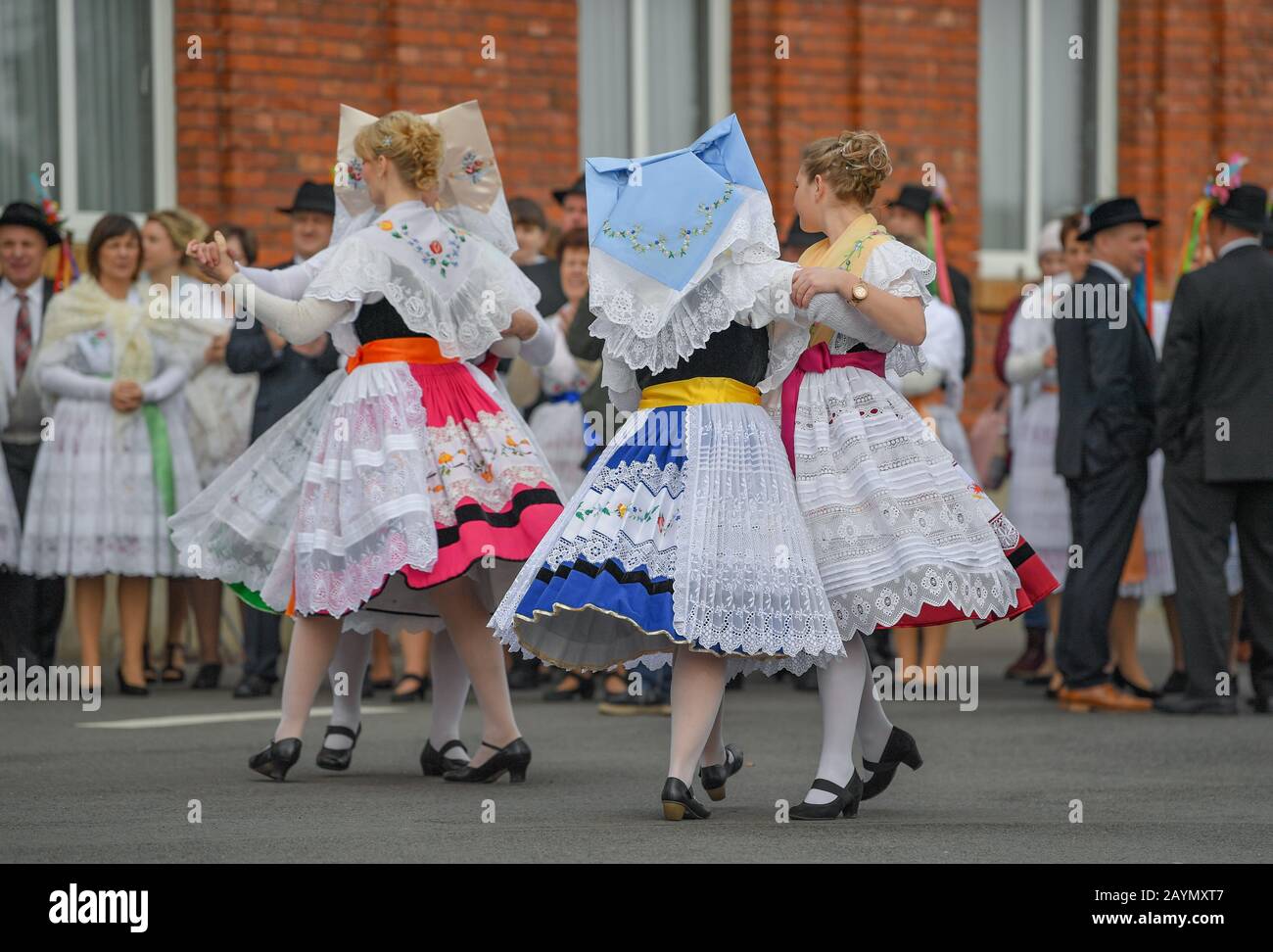 Neu Zauche, Germania. 15th Feb, 2020. Donne in originale Sorbia-Wendish  Spreewald costumi dal villaggio di Straaupitz danza su una strada durante  il tradizionale Zapust, il carnevale. 95 coppie sposate e 33 coppie