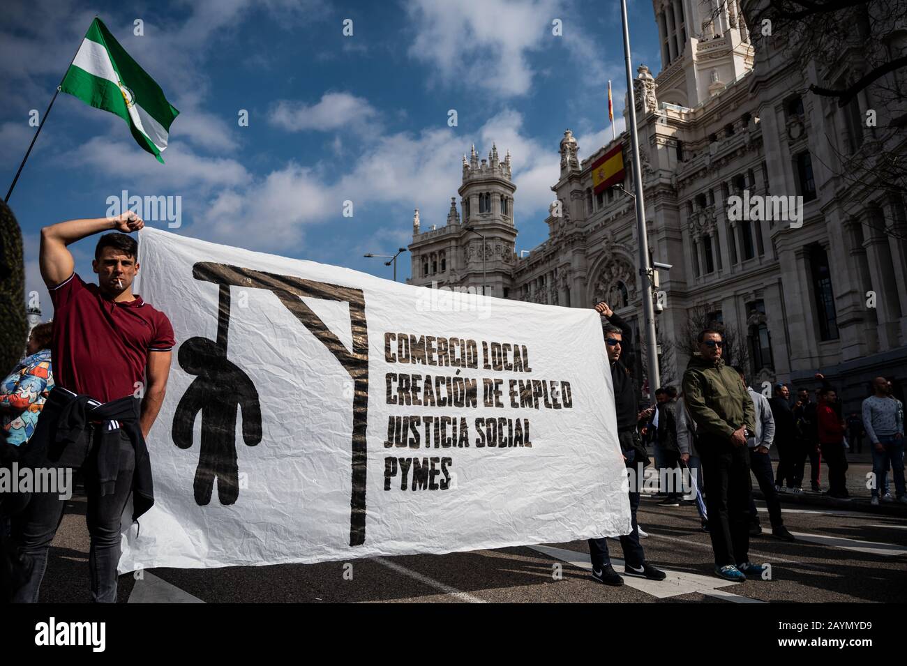 Madrid, Spagna. 16th Feb, 2020. Lavoratori autonomi con un banner che recita: Commercio locale, creazione di posti di lavoro, giustizia sociale, PMI. Protestando di fronte al municipio per difendere i loro diritti di lavoro. Credito: Marcos Del Mazo/Alamy Live News Foto Stock