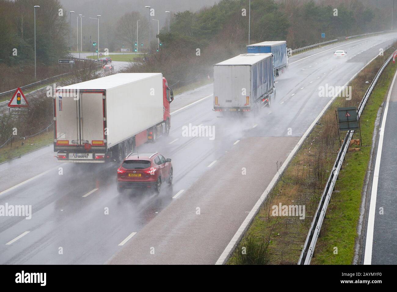 Ashford, Kent, Regno Unito. 16 Feb, 2020. Tempo del Regno Unito: Tempesta Dennis continua a colpire la costa sud-orientale con pioggia pesante e vento gale-forza. Le auto che viaggiano sull'autostrada M20 devono affrontare condizioni di guida difficili grazie alla scarsa visibilità dagli spruzzi provenienti dalla pioggia. Autocarri diretti a Londra. ©Paul Lawrenson 2019, Photo Credit: Paul Lawrenson/Alamy Live News Foto Stock