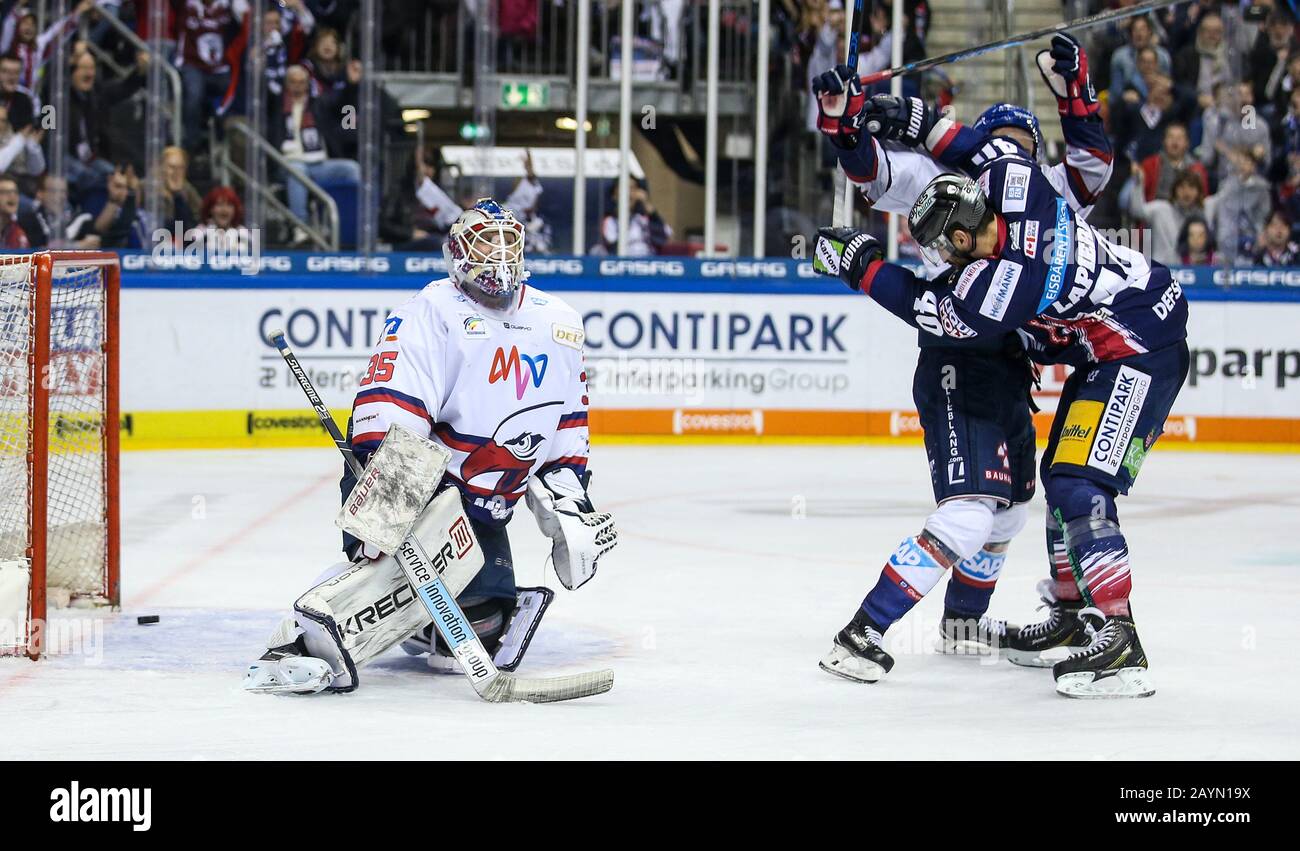 Berlino, Germania. 16th Feb, 2020. Hockey su ghiaccio: Del, Eisbären Berlin - Adler Mannheim, round principale, 45th giorno, Mercedes Benz Arena. Maxim Lapierre (r) di Berlino combatte Joonas Lehtivuori (M) di Adler Mannheim per il disco e segna l'assistenza per l'equalizzatore 2:2 di Labrie. Il portiere Johan Gustafsson di Adler Mannheim si inginocchia nell'angolo sbagliato e non riesce a raggiungere il puck. Credito: Andreas Gora/Dpa/Alamy Live News Foto Stock