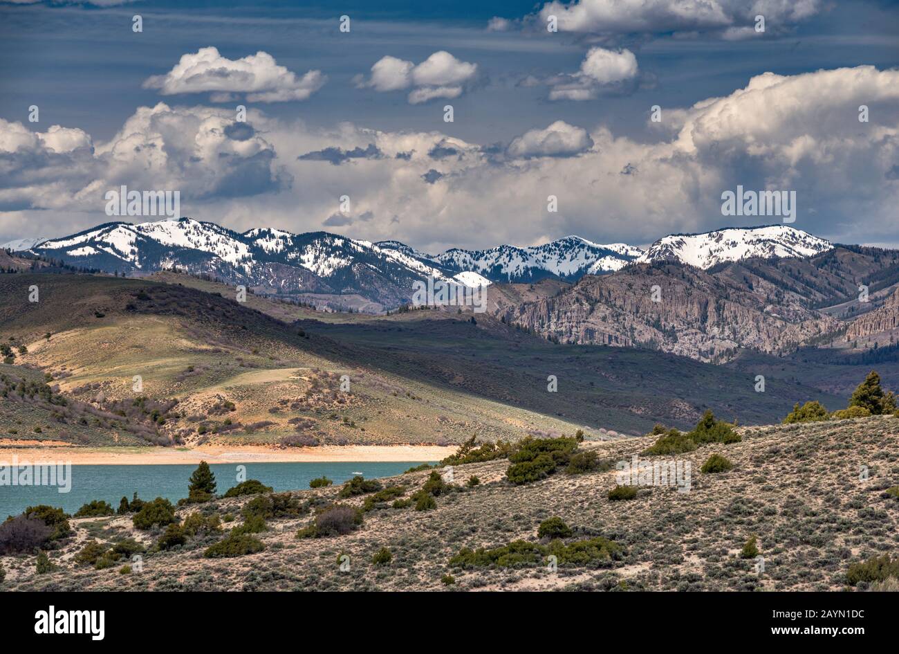 Riserva di Blue Mesa, Dillon Pinnacles, Elk Mountains in Distance, metà maggio, Curecanti Natl Recreation Area, inizio primavera, vicino a Sapinero, Colorado, Stati Uniti Foto Stock