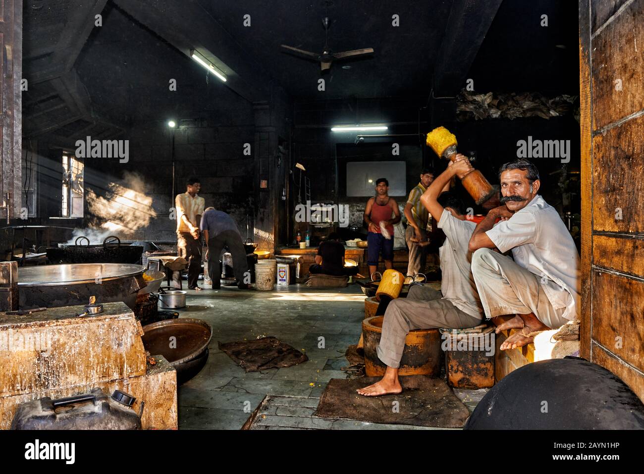 Uomini in officina a Jaisalmer, Rajasthan, India Foto Stock