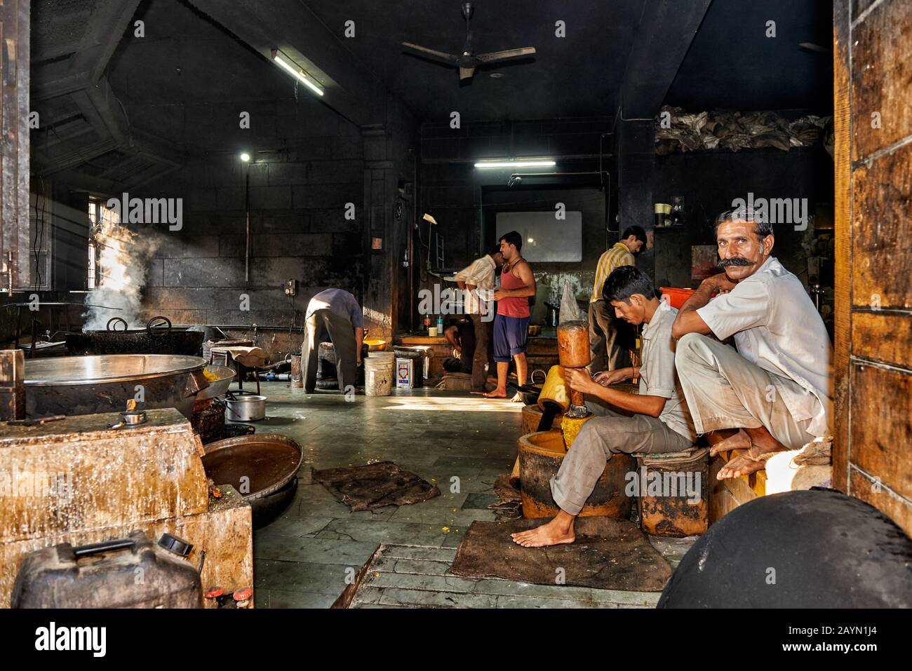 Uomini in officina a Jaisalmer, Rajasthan, India Foto Stock