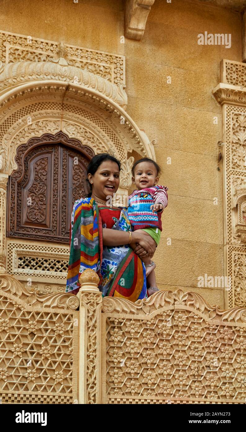 Scatto panoramico della madre locale con il bambino in Jaisalmer, Rajasthan, India Foto Stock