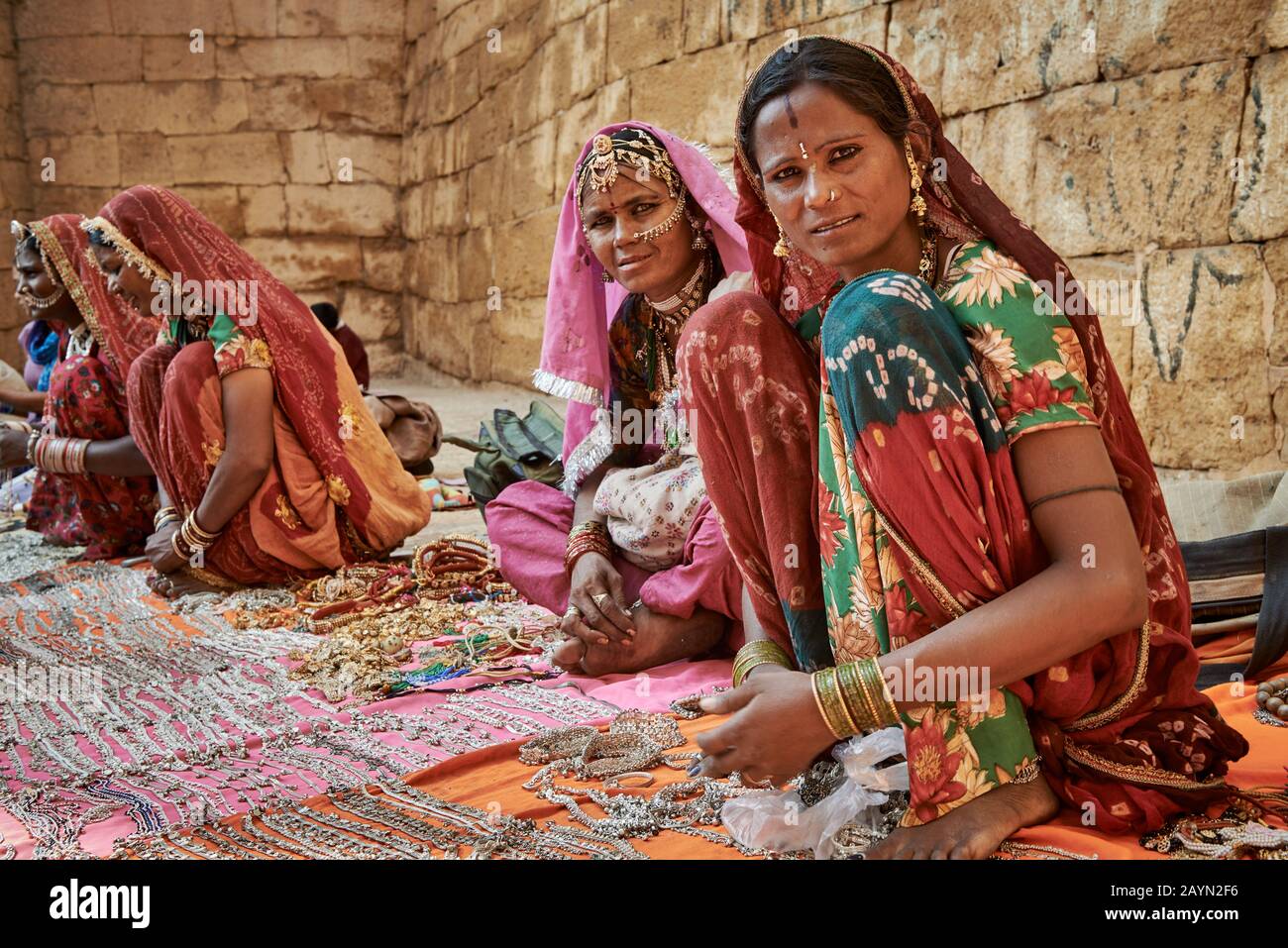 Tradizionalmente le donne vestite vendono souvenir nelle strade di Jaisalmer, Rajasthan, India Foto Stock