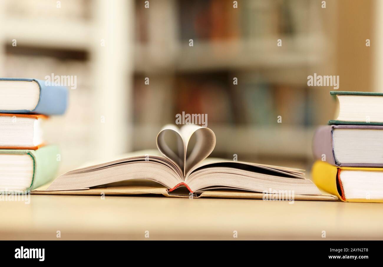 Apri il libro con le pagine a forma di cuore Foto Stock