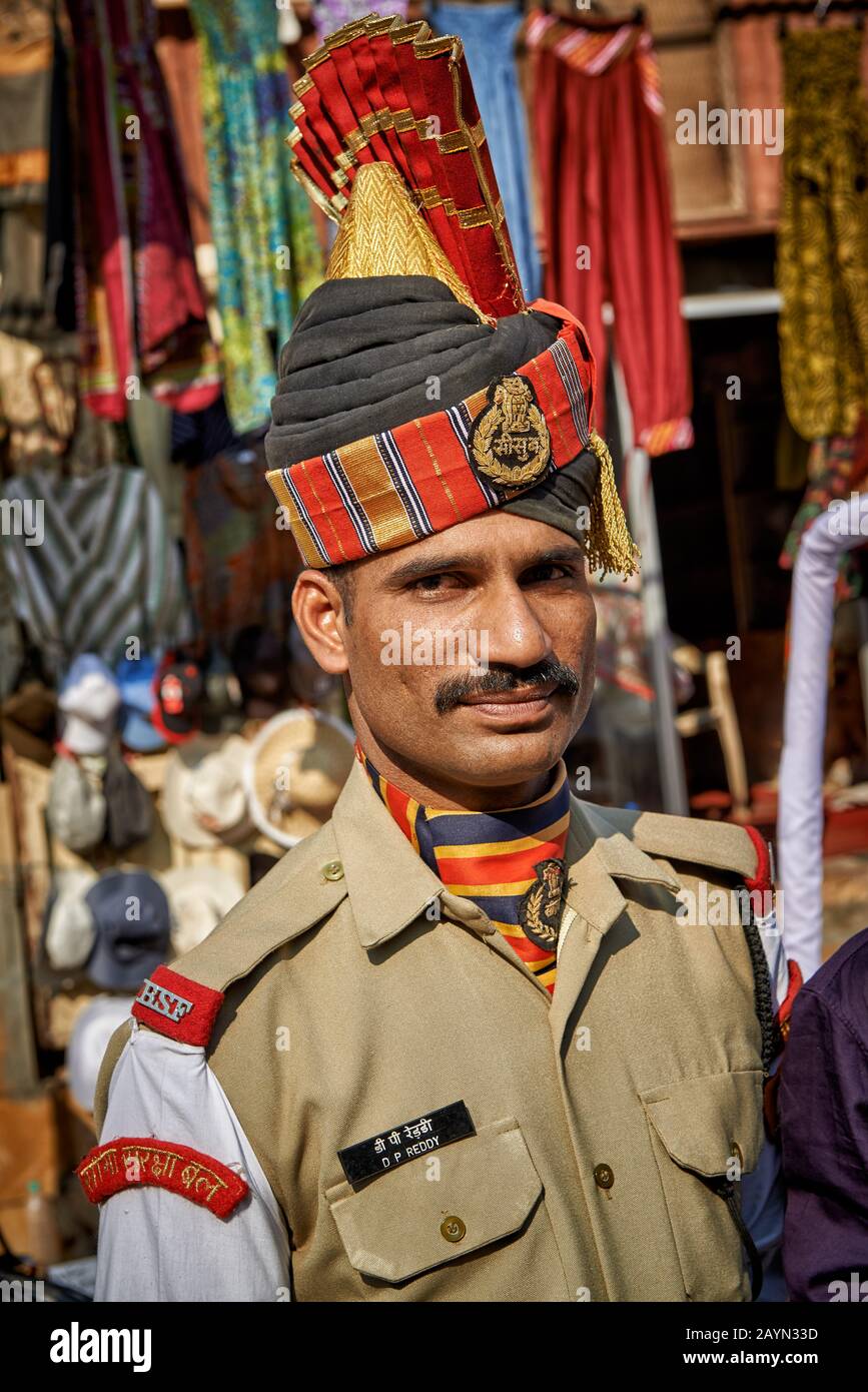 Tradizionalmente poliziotto indiano vestito in Jaisalmer, Rajasthan, India Foto Stock