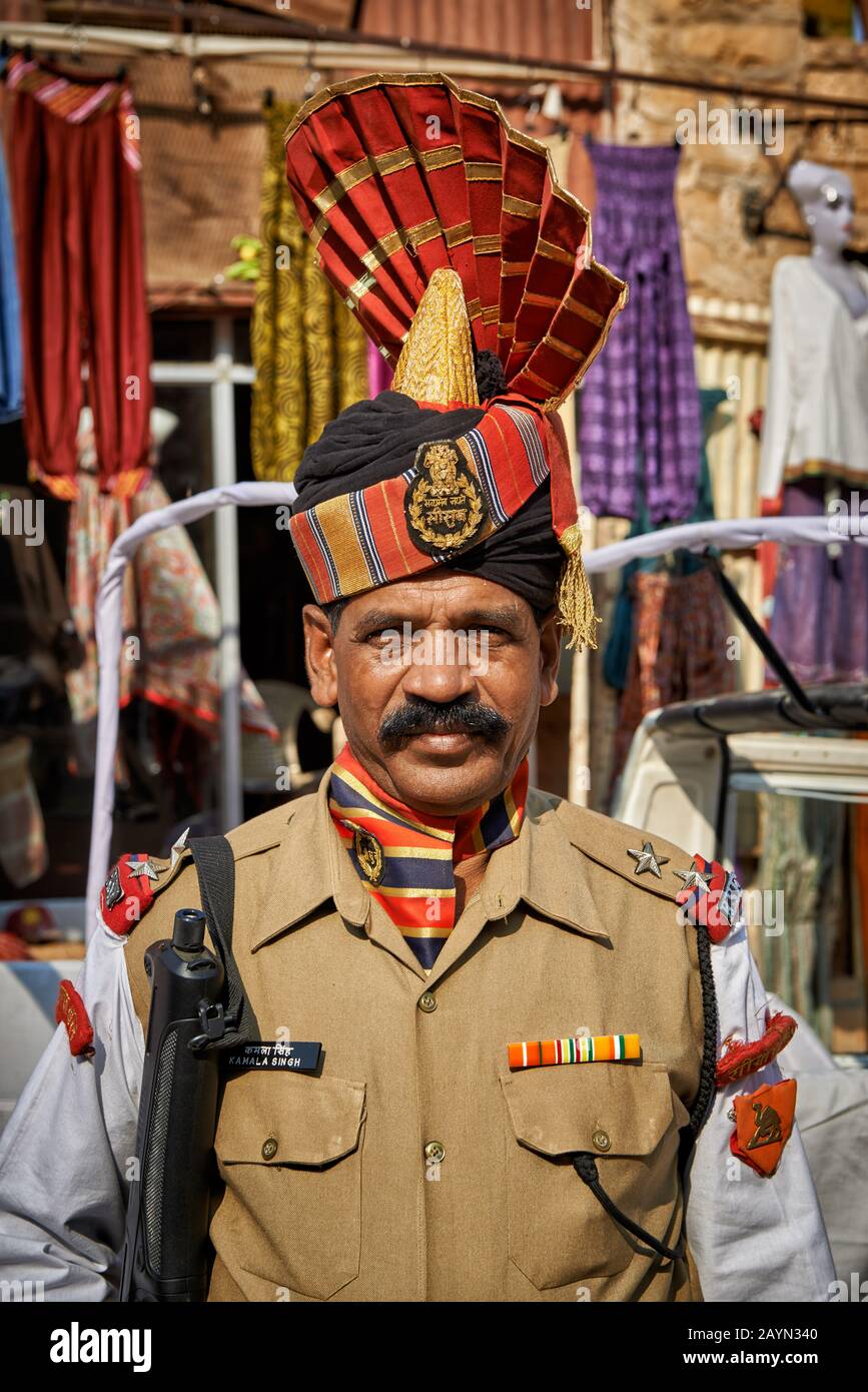 Tradizionalmente poliziotto indiano vestito in Jaisalmer, Rajasthan, India Foto Stock