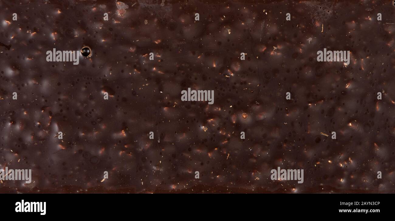 Vista dall'alto texture del retro della barra di cioccolato con noce di mandorla, primo piano Foto Stock