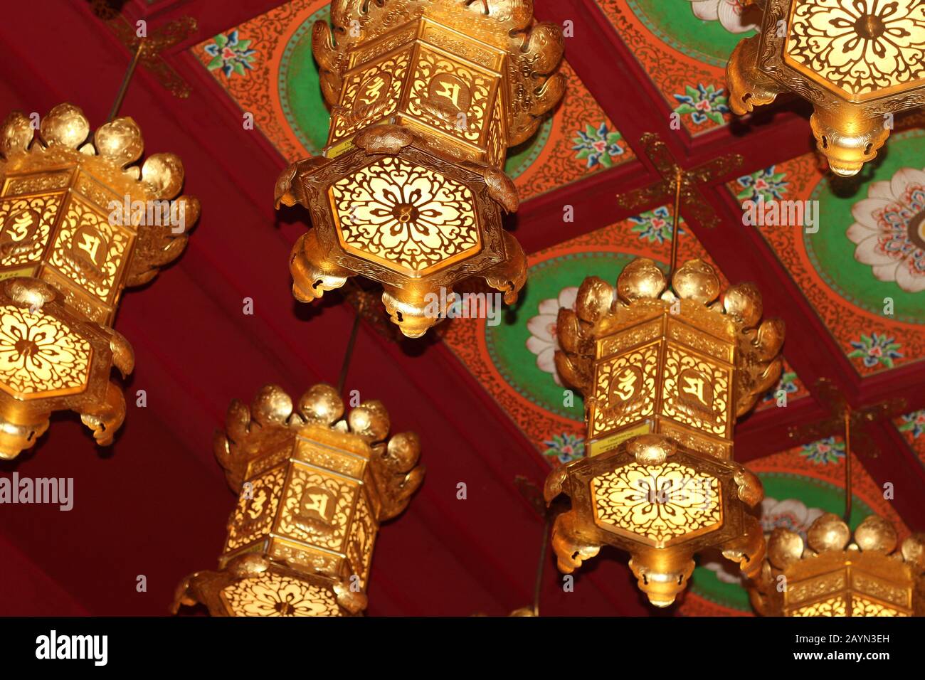 Lanterne dorate che fiancheggiano il soffitto del Tempio della Reliquia Dei Denti del Buddha a Singapore Foto Stock
